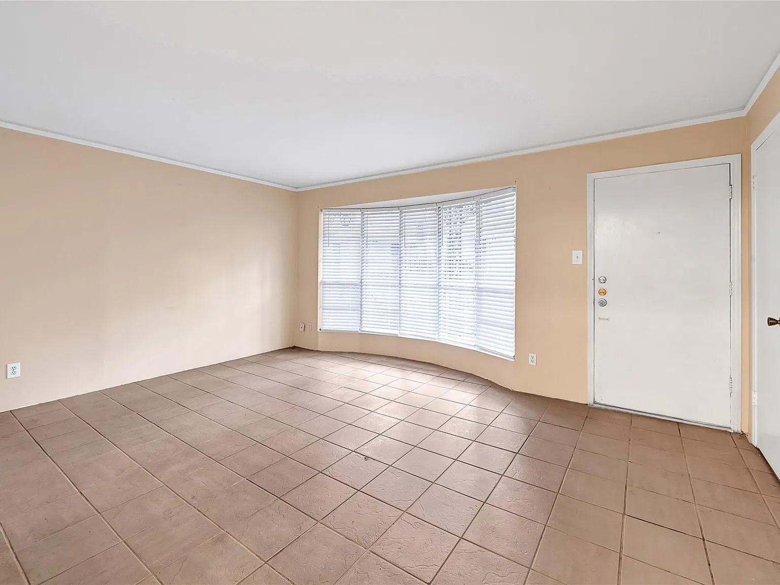 2 bed, 1.0 bath, 888 sqft, $1,495 — Photo 3