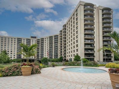 2 Claridge Dr APT 8HE, Verona, NJ, 07044