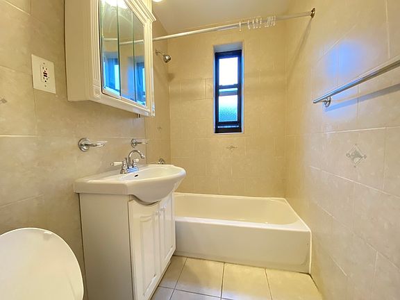 3rd image of 105 Winthrop St APT 1H