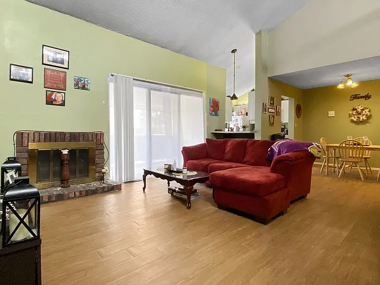 2105 Melrose Dr — Photo 3