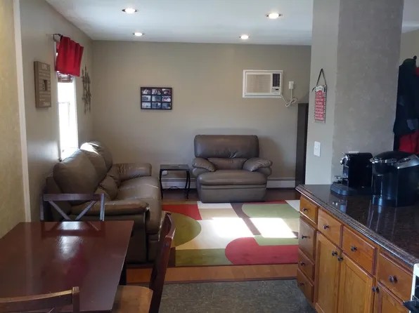 16 Quaker Ln, Selden, NY 11784