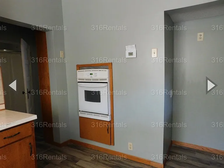 113 S Oak St — Photo 4
