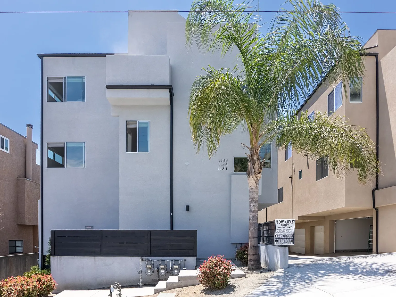 Gorgeous Townhome w/ Rooftop Deck and Ocean Views Near USD — Photo 1