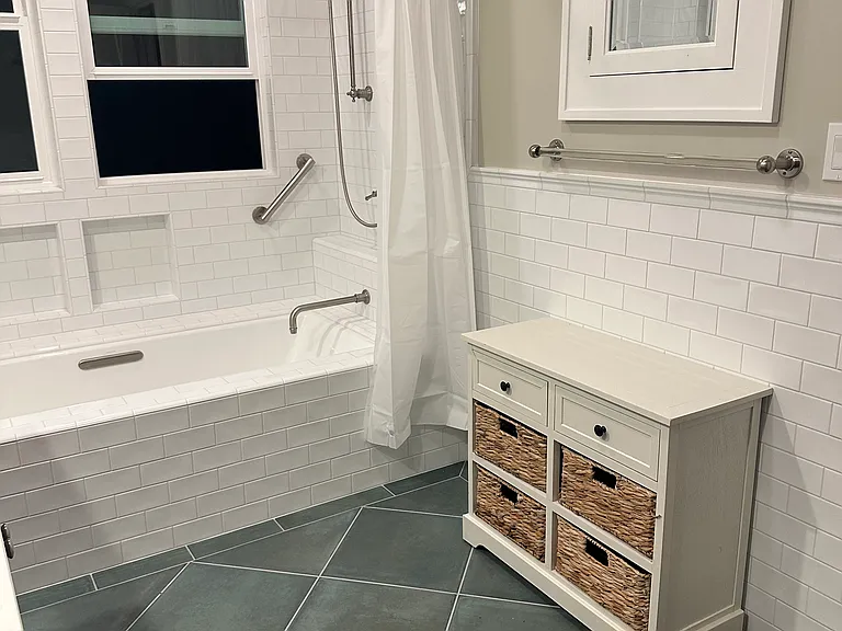 6 ft. long bath tub with additional hand shower
