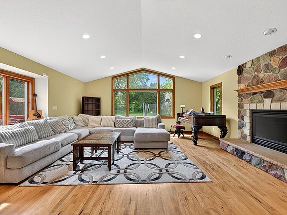 5th image of 62 E Prospect COURT