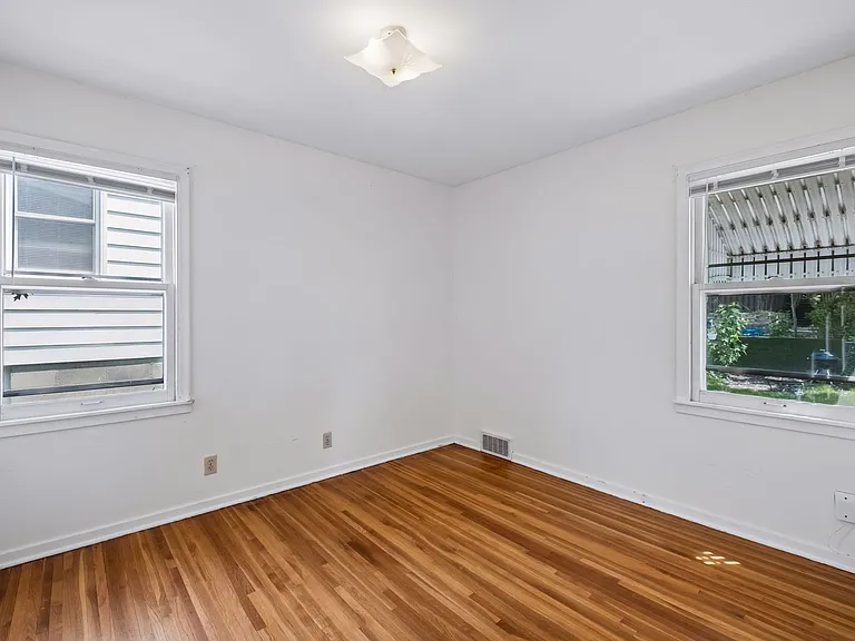 1660 Ford Pkwy — Photo 14