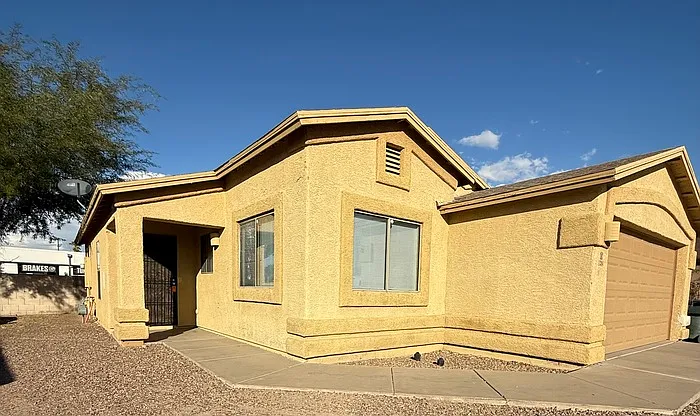 3 bed, 2.0 bath, 1318 sqft, $1,650 — Photo 2