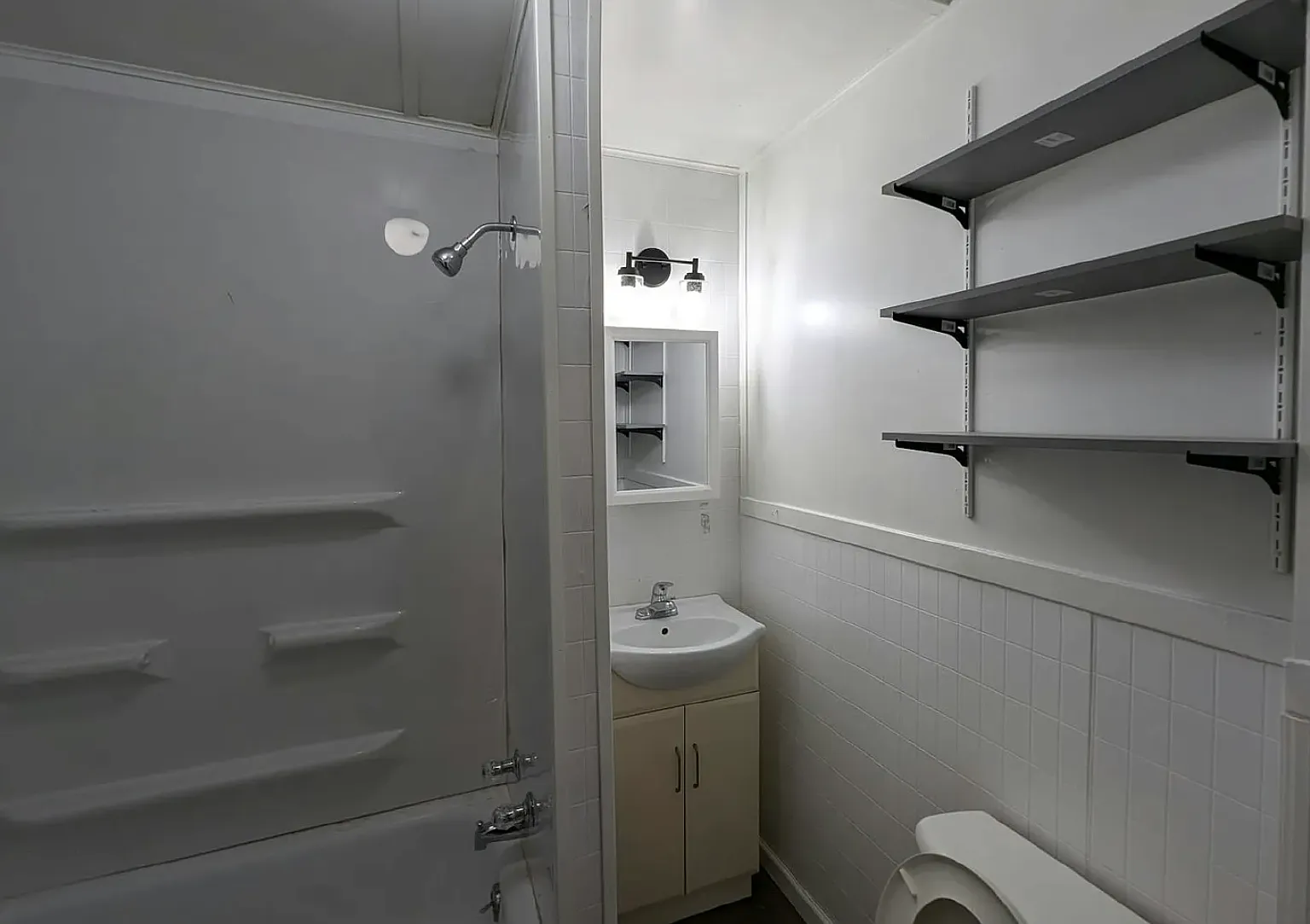 Affordable 1BR/1BA Apartment Pet Friendly with Shared Yard — Photo 3