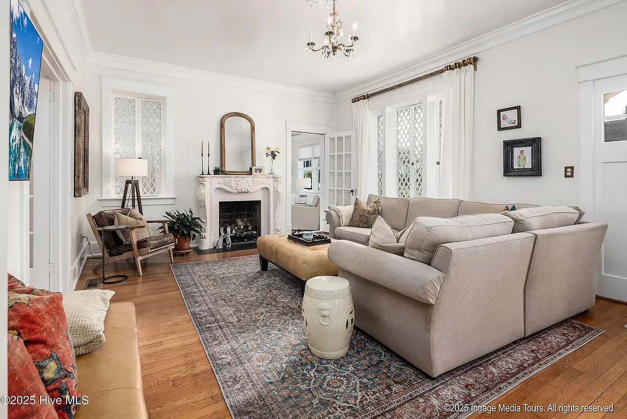1105 Johnston St — Photo 2