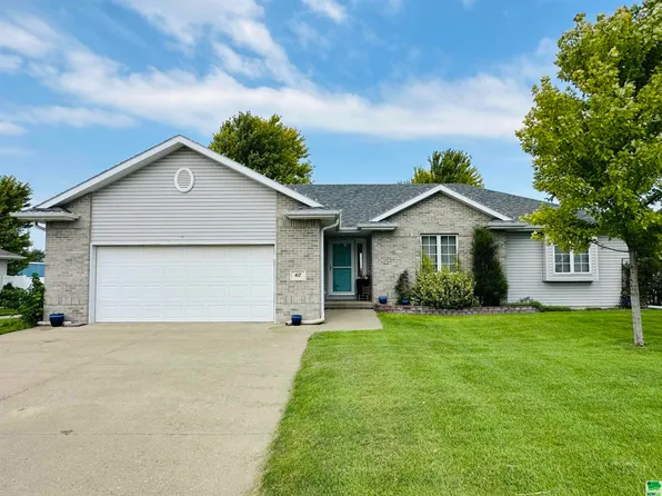 417 Coniston Cir, Sergeant Bluff, IA 51054