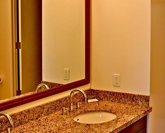 5th image of 325 Berry St APT 616