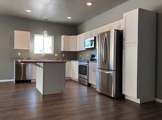 202 Bernadine Pl, Hartford, SD 57033
