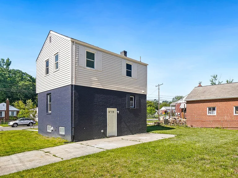 5204 Lackawanna St — Photo 2