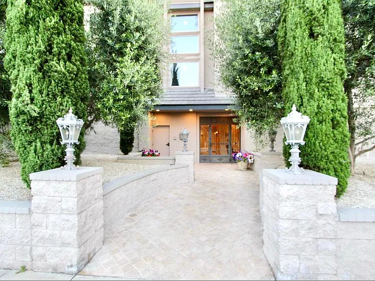 439 N Doheny Dr #107 — Photo 17