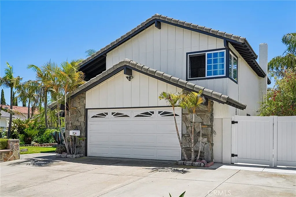 4 bed, 3.5 bath, 2232 sqft, $5,600 — Photo 2