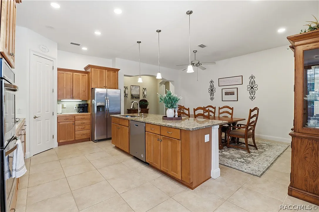3 bed, 2.0 bath, 2194 sqft, $3,000 — Photo 2