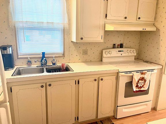 4th image of 1012 Lakeshore Dr #61