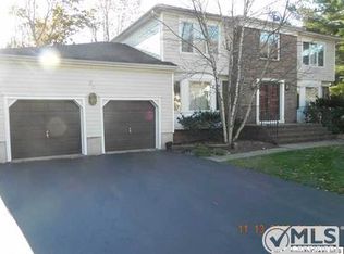 86 W Canadian Woods Rd, Manalapan, NJ 07726