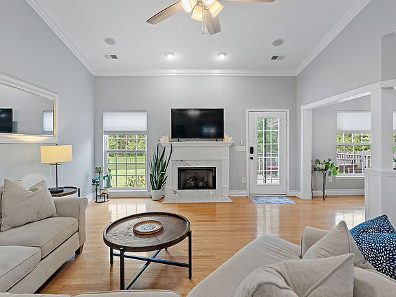 5th image of 1025 Countess Ln
