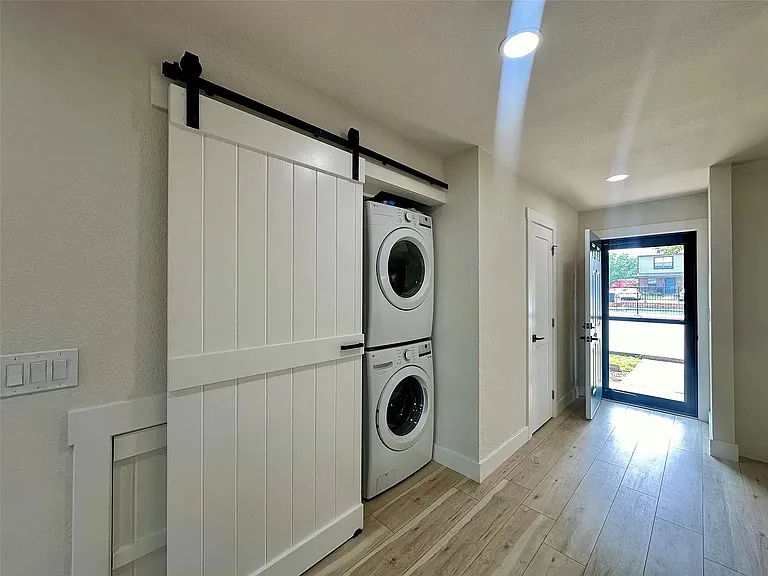 Full size washer and dryer INSIDE the unit. No need to go to the laundramat.