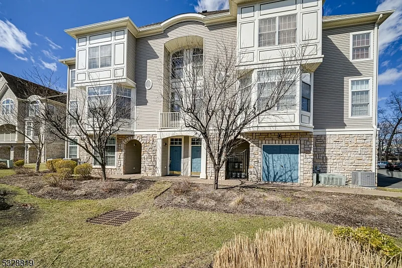 2 bed, 2.5 bath, 2203 sqft, $4,400 — Photo 2