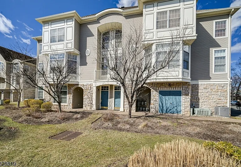 103 Crown Ct — Photo 2