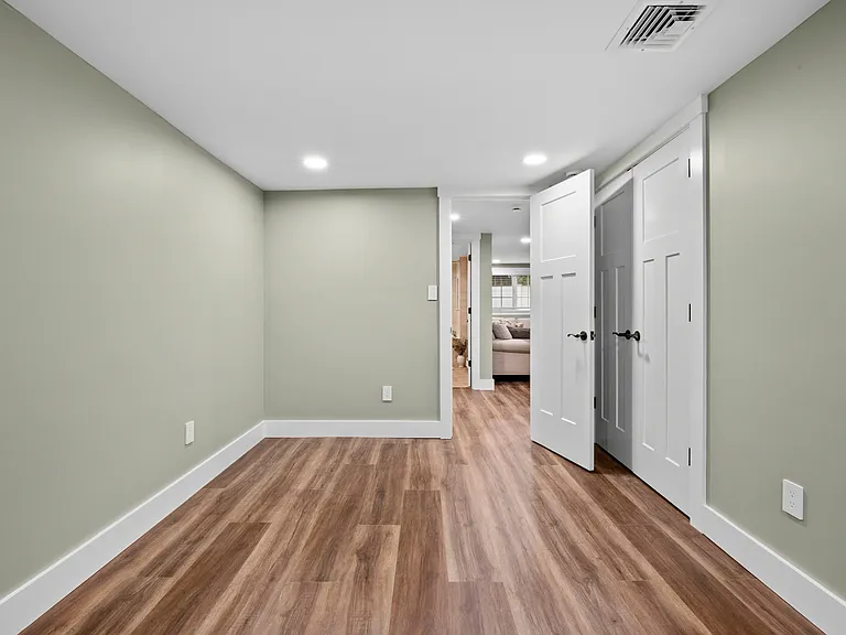 269 Illinois Ave — Photo 30