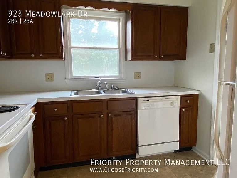 923 Meadowlark Dr — Photo 5