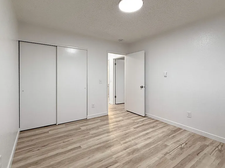 Kathy-Ann Apartments — Photo 56