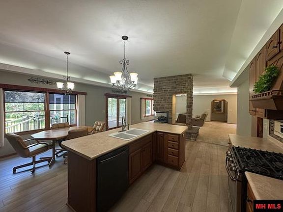 5th image of 618 Pebblecreek Dr