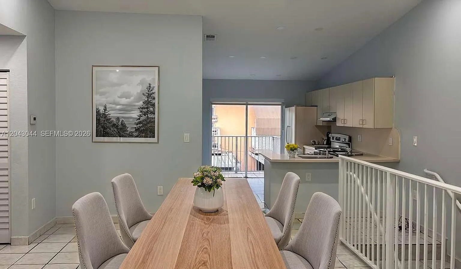El Prado Xvi Condo — Photo 3