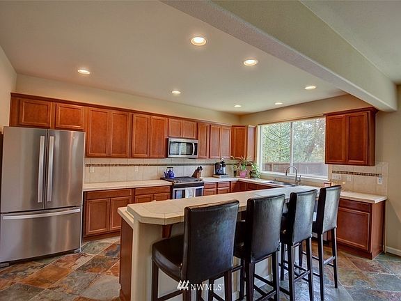 3rd image of 2325 Pleasanton Ct SE