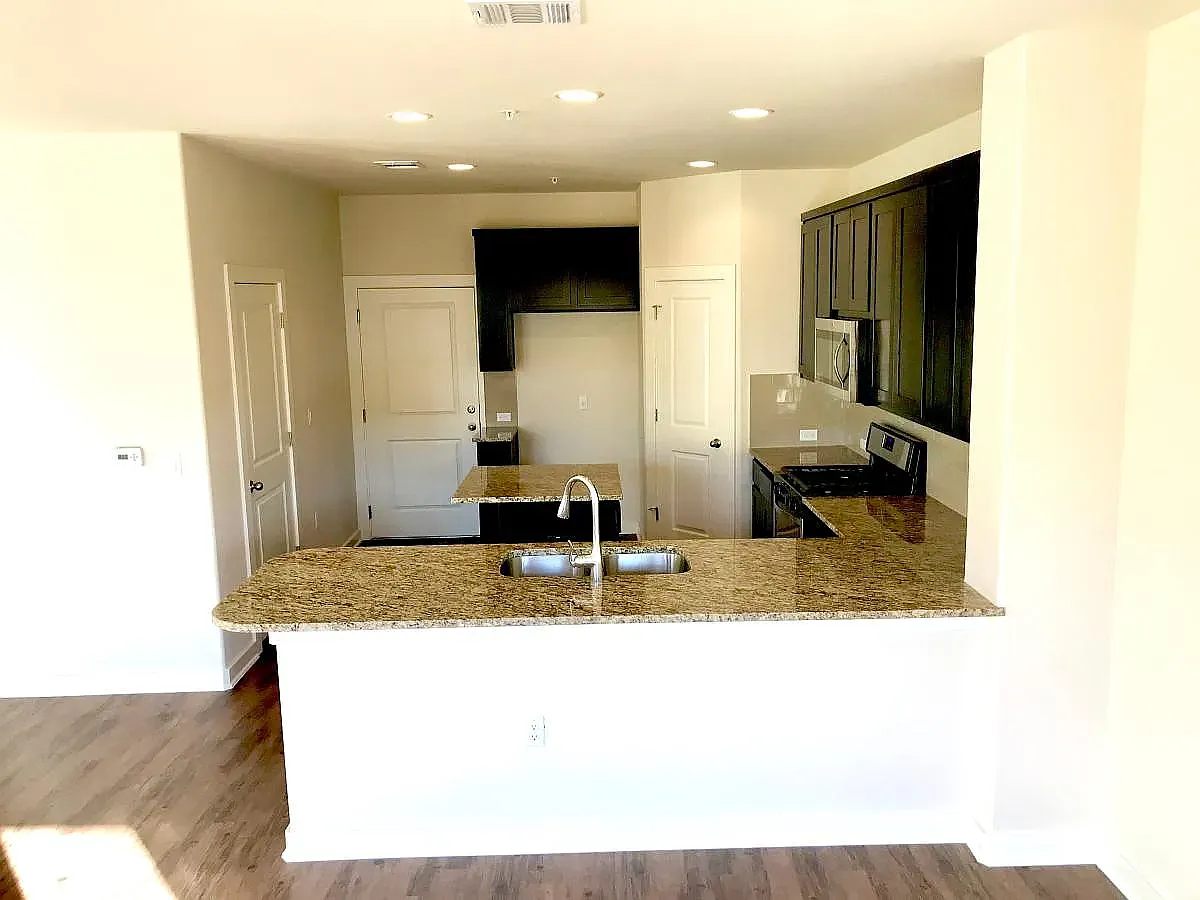 3 bed, 2.5 bath, 1560 sqft, $2,245 — Photo 3