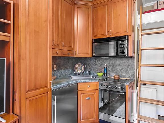 4th image of 140 W 69th St APT 36C