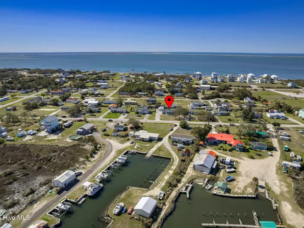 302 Bayview Drive, Harkers Island, NC 28531