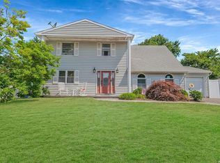 65 Cayuga Ave, South Setauket, NY 11720