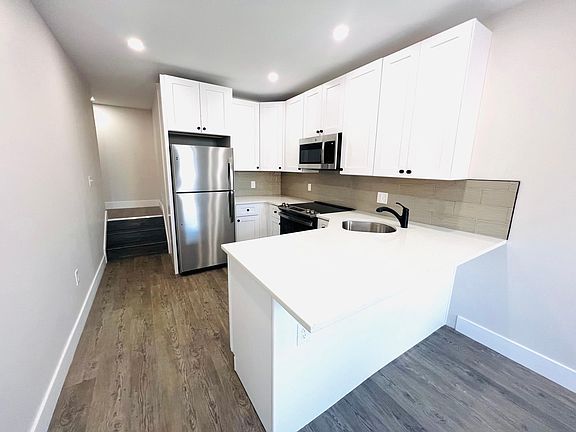 3rd image of 890 N Holly St APT 2
