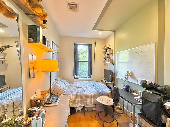 5th image of 250 Melrose St APT 3L