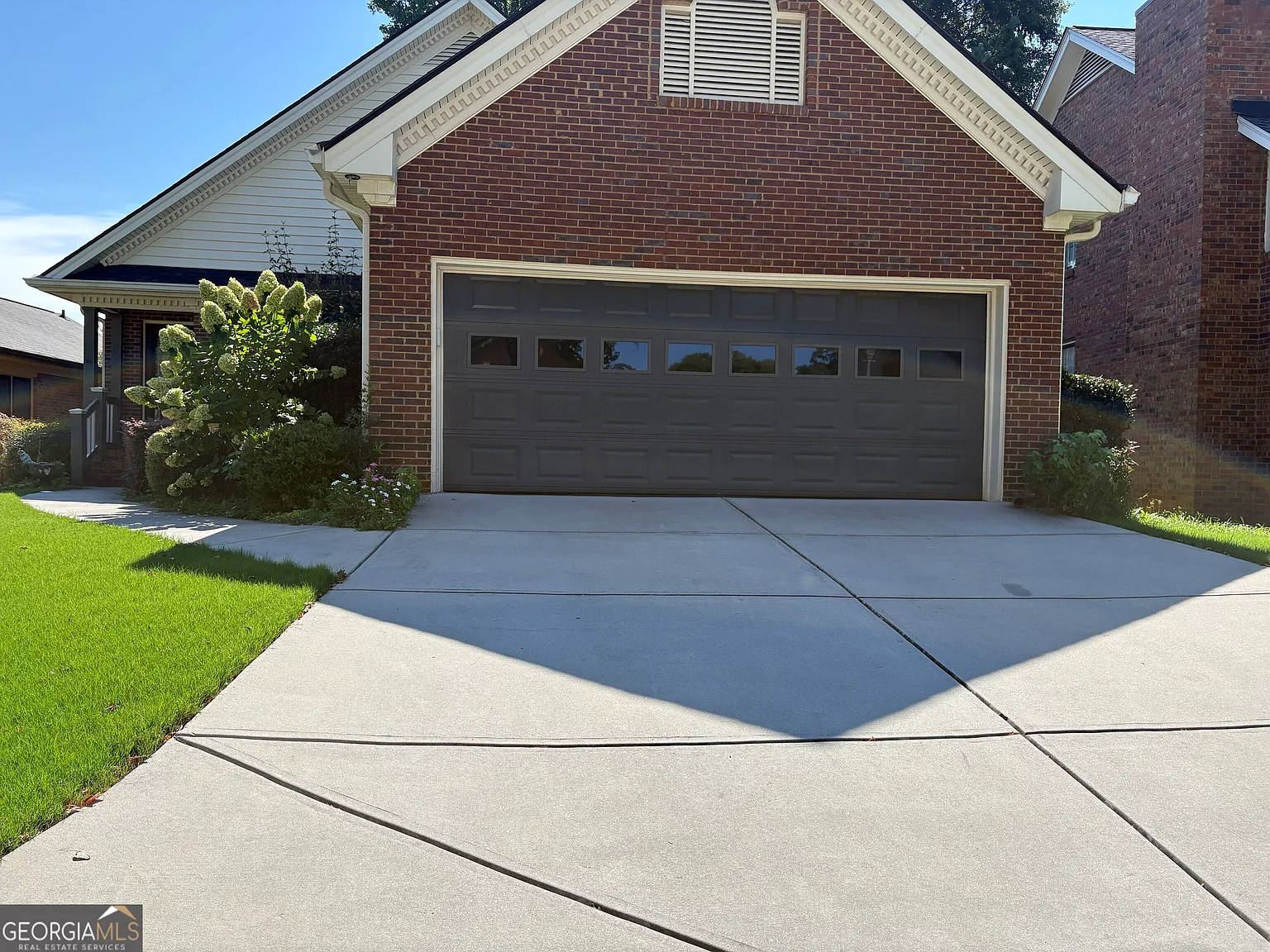 3 bed, 2.5 bath, 2221 sqft, $2,200 — Photo 3
