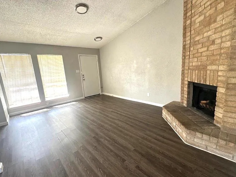 11217 Pender Ln — Photo 2