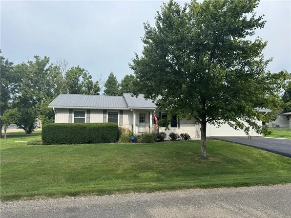 11 Cardinal Dr N, Bethany, IL 61914
