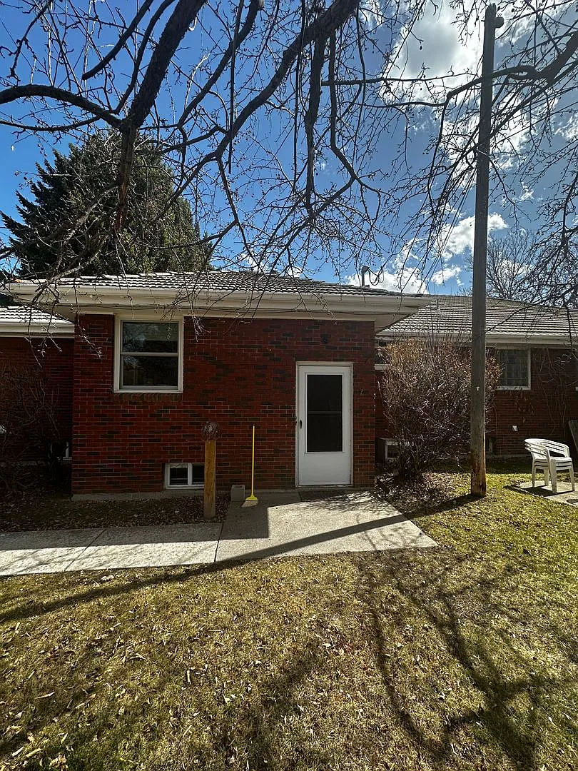 2 Bedroom Apartment Only Steps from Campus — Photo 1