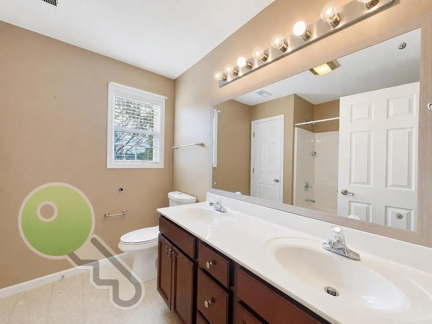 Charming Knoxville Home with Bonus Room, Spacious Yard & Garage — Photo 4