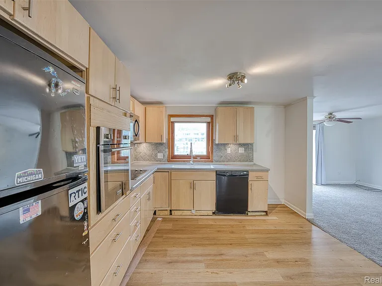 10401 Degrand St — Photo 12