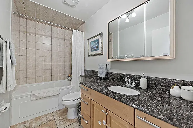 Beautifully maintained and extensively upgraded home — Photo 3