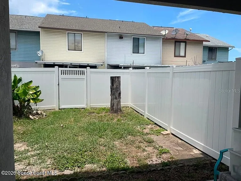 290 Marion Pl — Photo 4