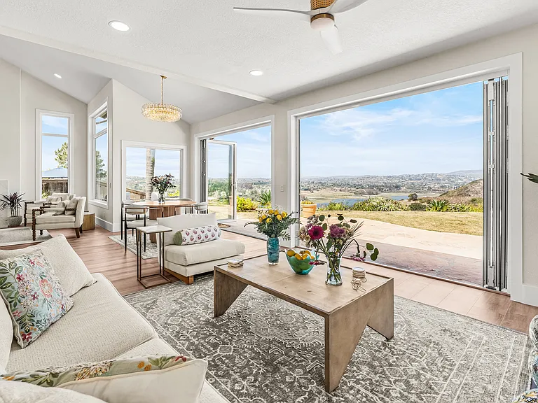 1807 Amalfi Dr — Photo 18