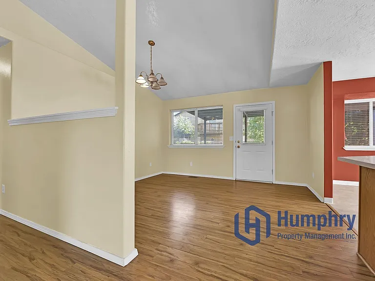 157 W Rockford St — Photo 9