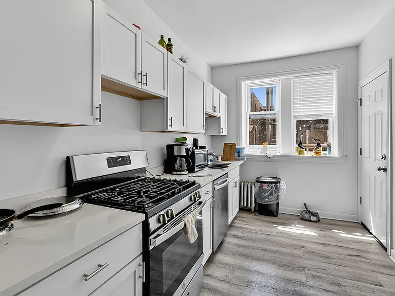 6565 N. Lakewood Renovated Rogers Park Apartments — Photo 43