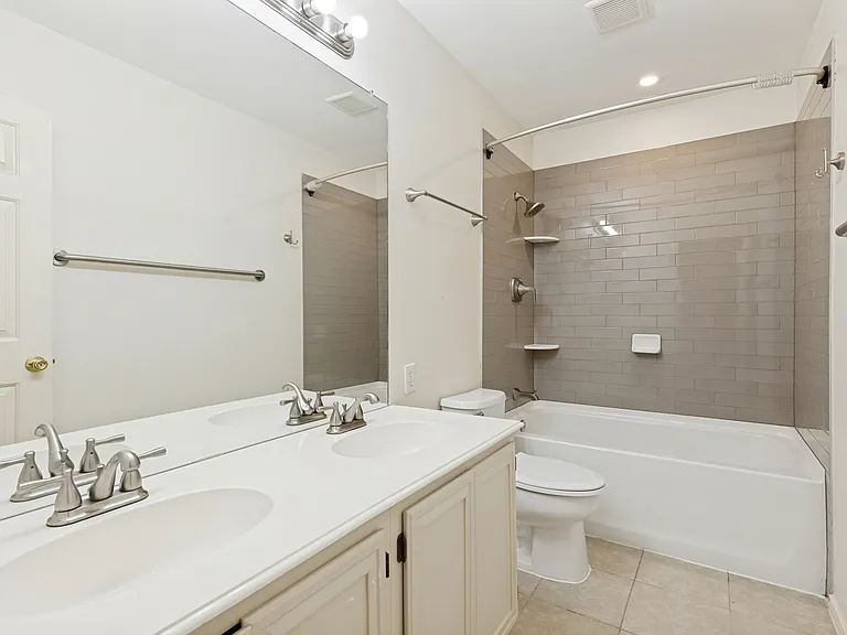 4725 Grant Park Ave — Photo 2